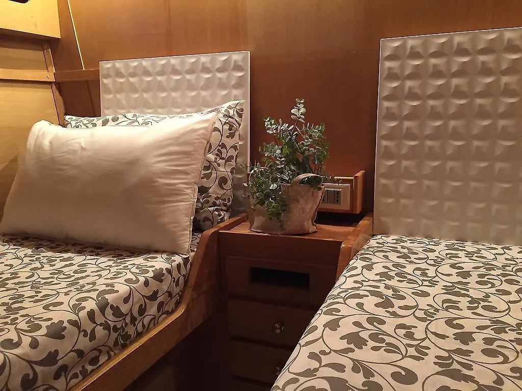 Hotel en barco Boats & Breakfast Genova Porto Antico One Hotel Italia