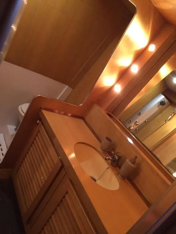 Boats & Breakfast Genova Porto Antico One Hotel Italia